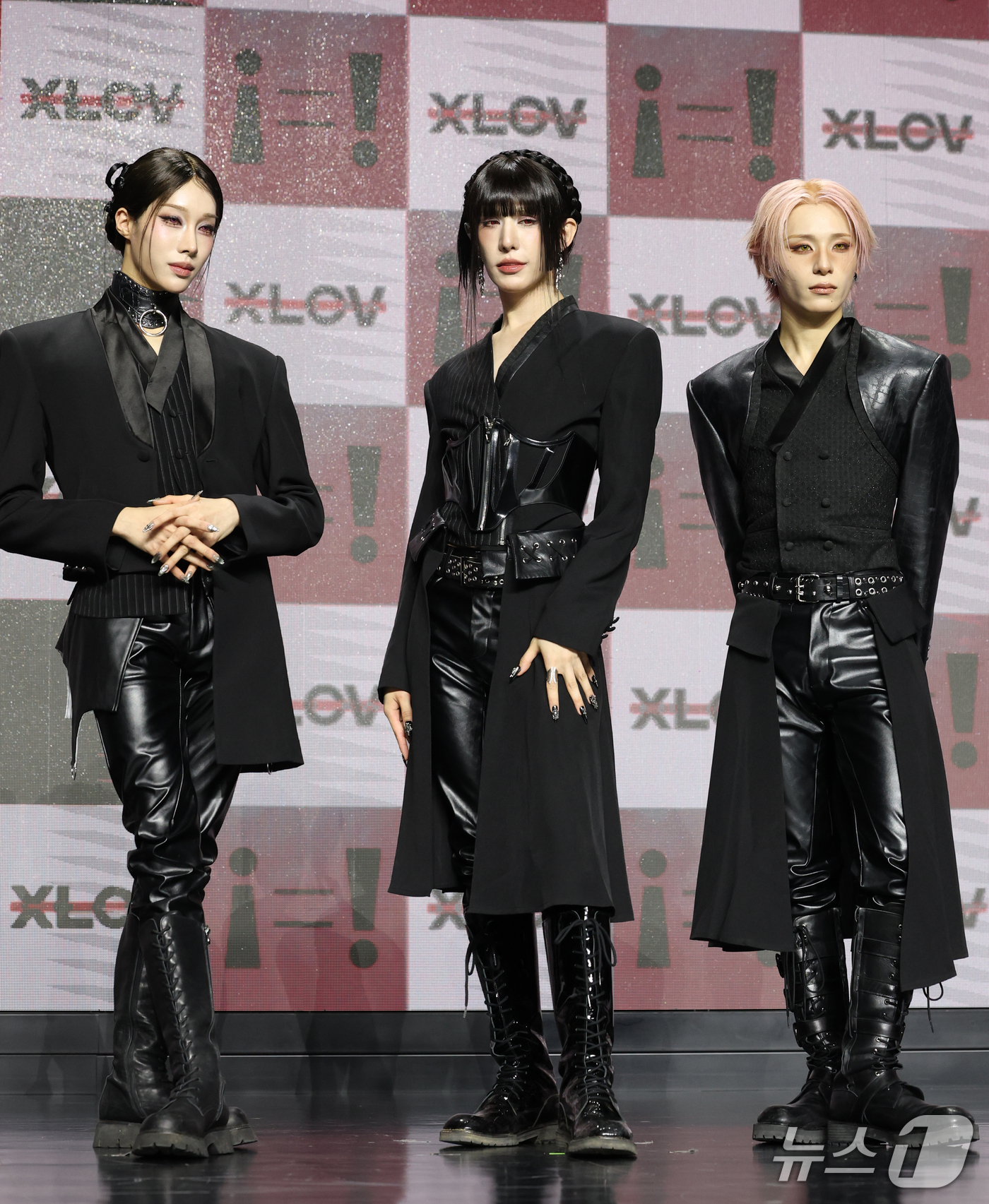 (서울=뉴스1) 권현진 기자 = 그룹 엑스러브(XLOV)의 루이(왼쪽부터)와 우무티, 하루가 28일 서울 마포구 큐브컨벤션센터에서 열린 미니 3집 'i=!'(아이 이퀄스 아이) 쇼 …