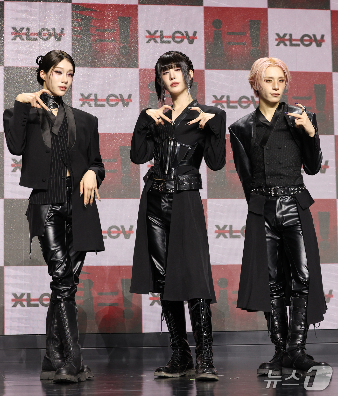 (서울=뉴스1) 권현진 기자 = 그룹 엑스러브(XLOV)의 루이(왼쪽부터)와 우무티, 하루가 28일 서울 마포구 큐브컨벤션센터에서 열린 미니 3집 'i=!'(아이 이퀄스 아이) 쇼 …