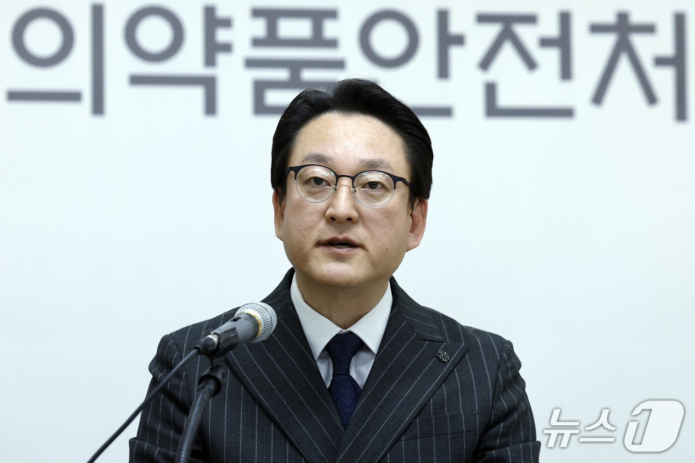 본문 이미지 - 이제명 식품의약품안전처 식품안전정책국 식품부당행위긴급대응단장이 28일 오후 양천구 서울지방식품의약품안전청에서 수험생 대상 '수험생 영양제', '집중력 향상' 등으로 부당 광고한 23개 업소 적발 및 고발 조치 브리핑을 하고 있다. ⓒ 뉴스1 박정호 기자