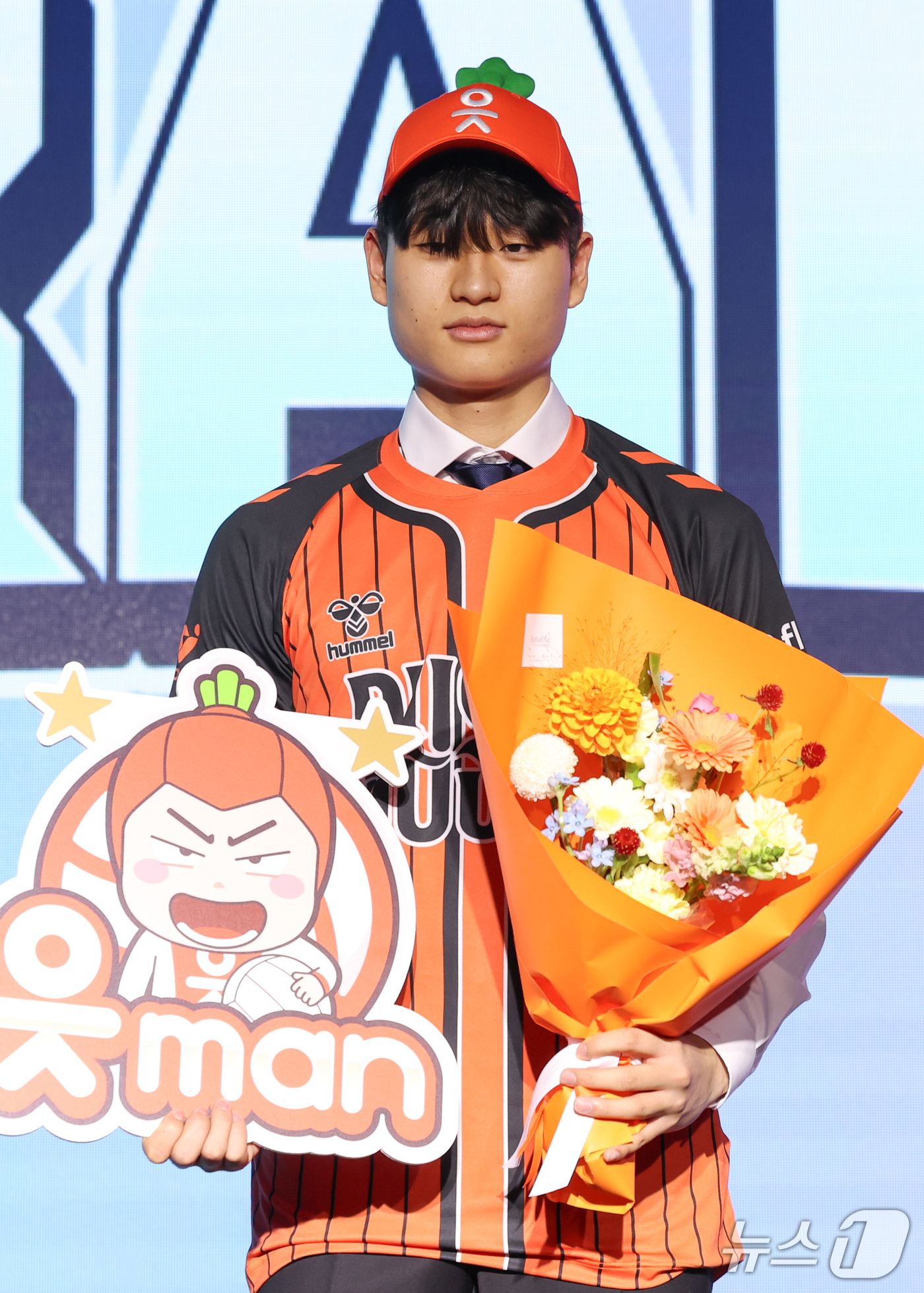(서울=뉴스1) 안은나 기자 = 인하대 윤경이 28일 서울 강서구 메이필드호텔에서 열린 2026~2027 한국배구연맹(KOVO) 남자 신인선수 드래프트에서 OK저축은행으로부터 1라 …