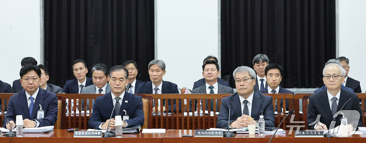 (서울=뉴스1) 신웅수 기자 = 김종철 경찰청장 직무대행과 홍석기 국가수사본부장이 28일 서울 여의도 국회에서 열린 정보위원회의 경찰청에 대한 국정감사에 출석하고 있다. 2026. …