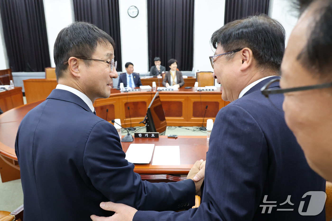 (서울=뉴스1) 신웅수 기자 = 한병도 더불어민주당 원내대표와 한병도 국민의힘 원내대표가 28일 서울 여의도 국회에서 열린 정보위원회의 경찰청에 대한 국정감사에서 인사하고 있다. …