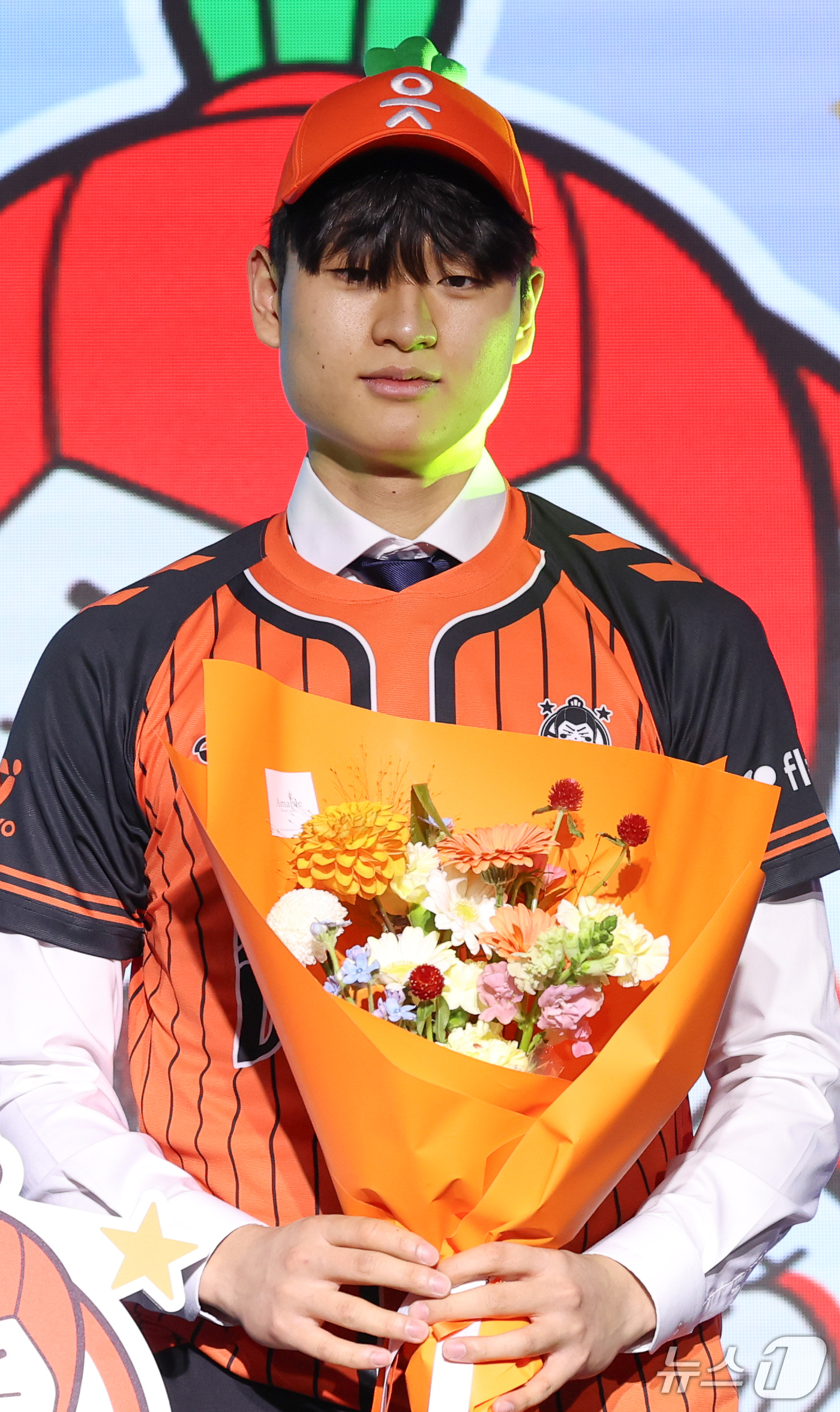 (서울=뉴스1) 안은나 기자 = 인하대 윤경이 28일 서울 강서구 메이필드호텔에서 열린 2026~2027 한국배구연맹(KOVO) 남자 신인선수 드래프트에서 OK저축은행으로부터 1라 …