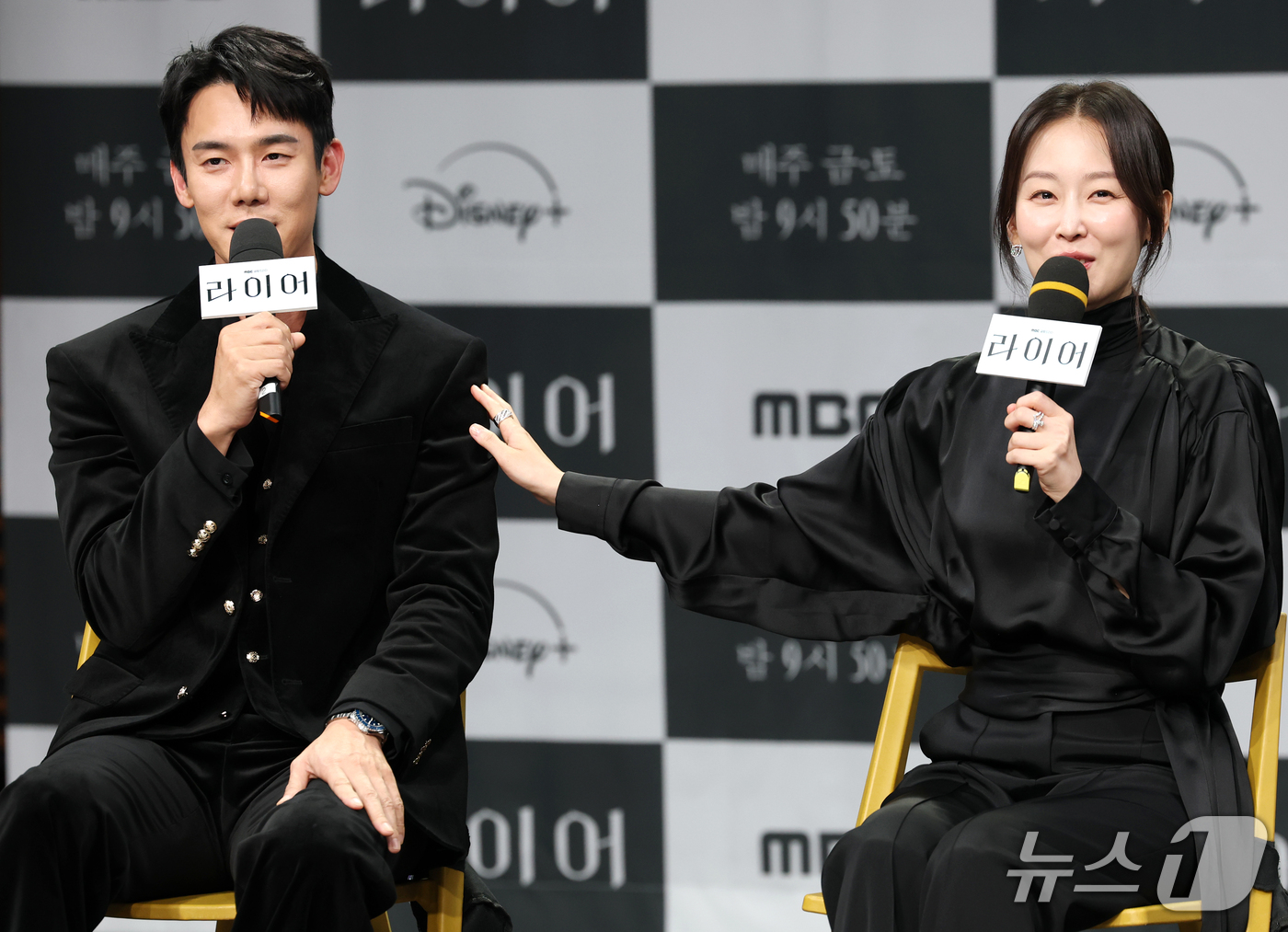(서울=뉴스1) 권현진 기자 = 배우 유연석과 서현진(오른쪽)이 28일 서울 마포구 MBC에서 열린 MBC 새 금토드라마 ‘라이어’ 제작발표회에 참석해 취재진 질문에 답하고 있다. …