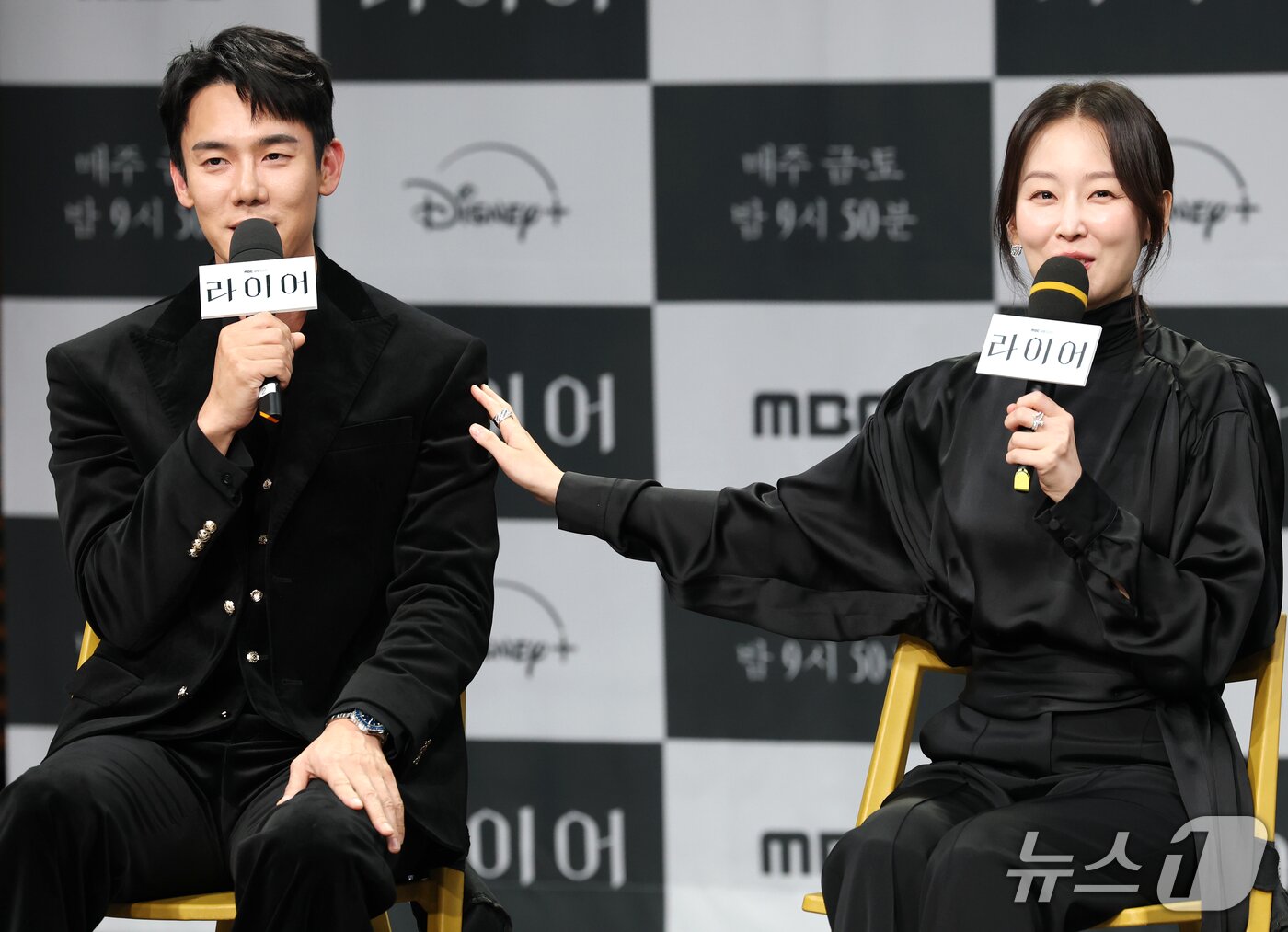 본문 이미지 - 배우 유연석과 서현진(오른쪽)이 28일 서울 마포구 MBC에서 열린 MBC 새 금토드라마 ‘라이어’ 제작발표회에 참석해 취재진 질문에 답하고 있다. '라이어'는 하나의 기억을 두고 정반대의 주장을 펼치는 두 남녀가 진실을 향해 치열하게 충돌하는 심리 스릴러 드라마다. 2026.10.28 ⓒ 뉴스1 권현진 기자