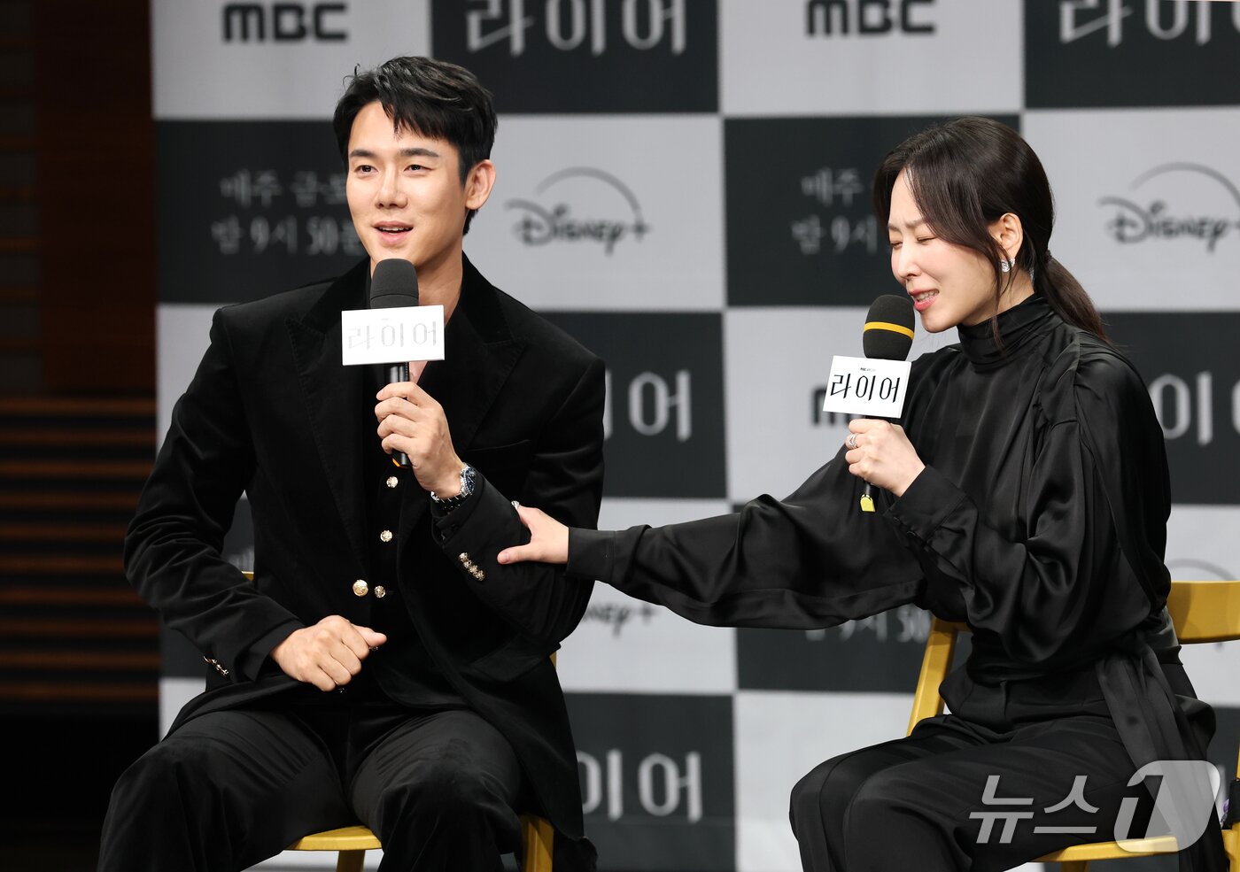본문 이미지 - 배우 유연석과 서현진(오른쪽)이 28일 서울 마포구 MBC에서 열린 MBC 새 금토드라마 ‘라이어’ 제작발표회에 참석해 취재진 질문에 답하고 있다. '라이어'는 하나의 기억을 두고 정반대의 주장을 펼치는 두 남녀가 진실을 향해 치열하게 충돌하는 심리 스릴러 드라마다. ⓒ 뉴스1 권현진 기자
