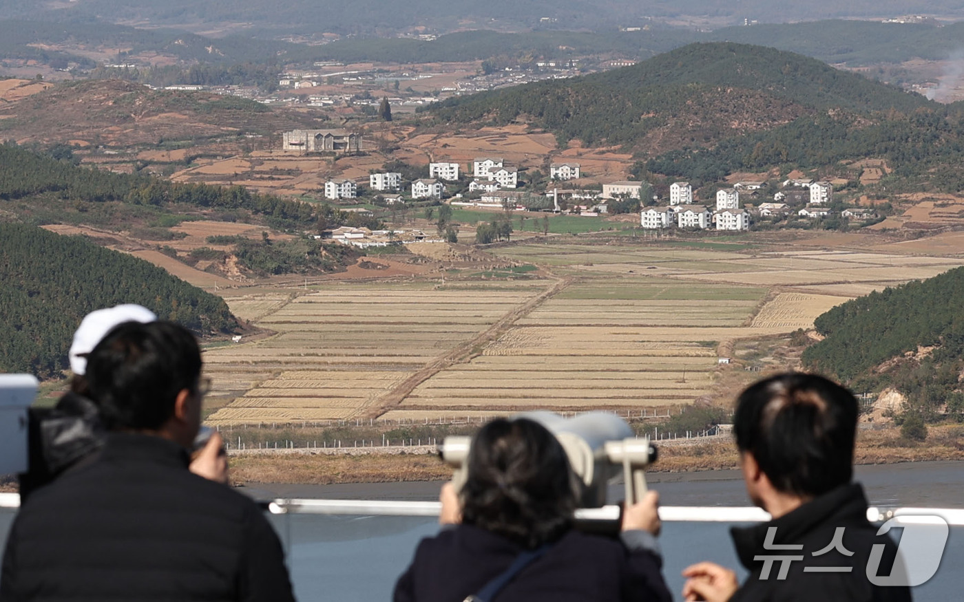 (김포=뉴스1) 이종수 기자 = 남북관계 긴장이 고조되고 있는 28일 경기 김포시 애기봉 전망대에서 시민들이 북한 황해도 개풍군 접경지역을 살펴보고 있다. 2026.10.28/뉴스 …