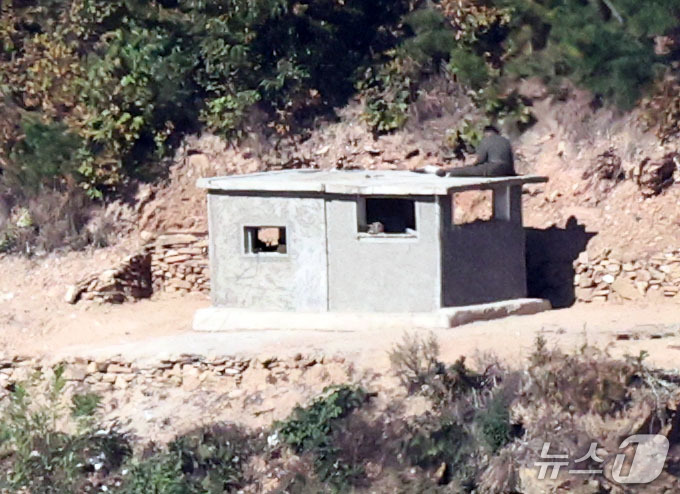 (김포=뉴스1) 이종수 기자 = 남북관계 긴장이 고조되고 있는 28일 경기 김포시 애기봉 전망대에서 바라본 북한 황해도 개풍군 접경지역에서 한 북한군이 초소 지붕 위로 올라가 있다 …