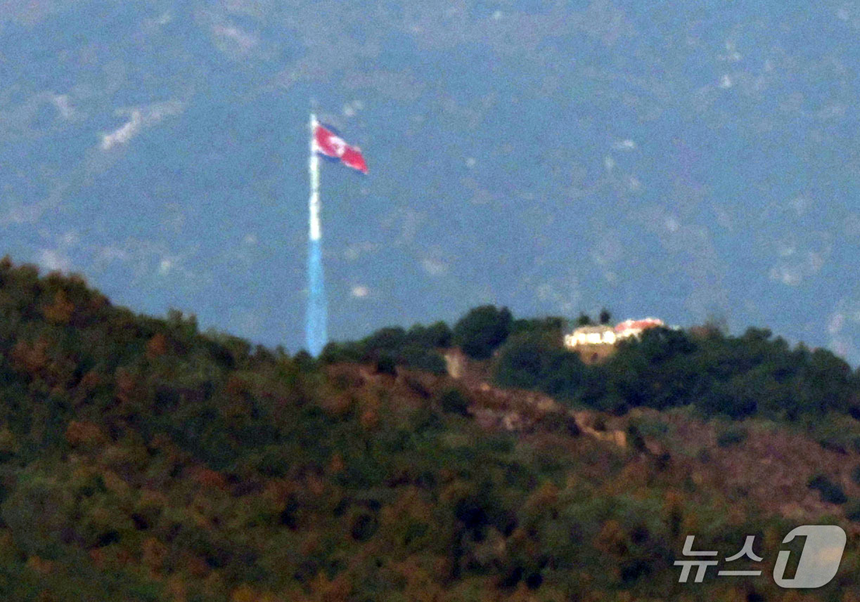 (김포=뉴스1) 이종수 기자 = 남북관계 긴장이 고조되고 있는 28일 경기 김포시 애기봉 전망대에서 바라본 북한 개성시 기정동 마을의 인공기가 휘날리고 있다. 2026.10.28/ …