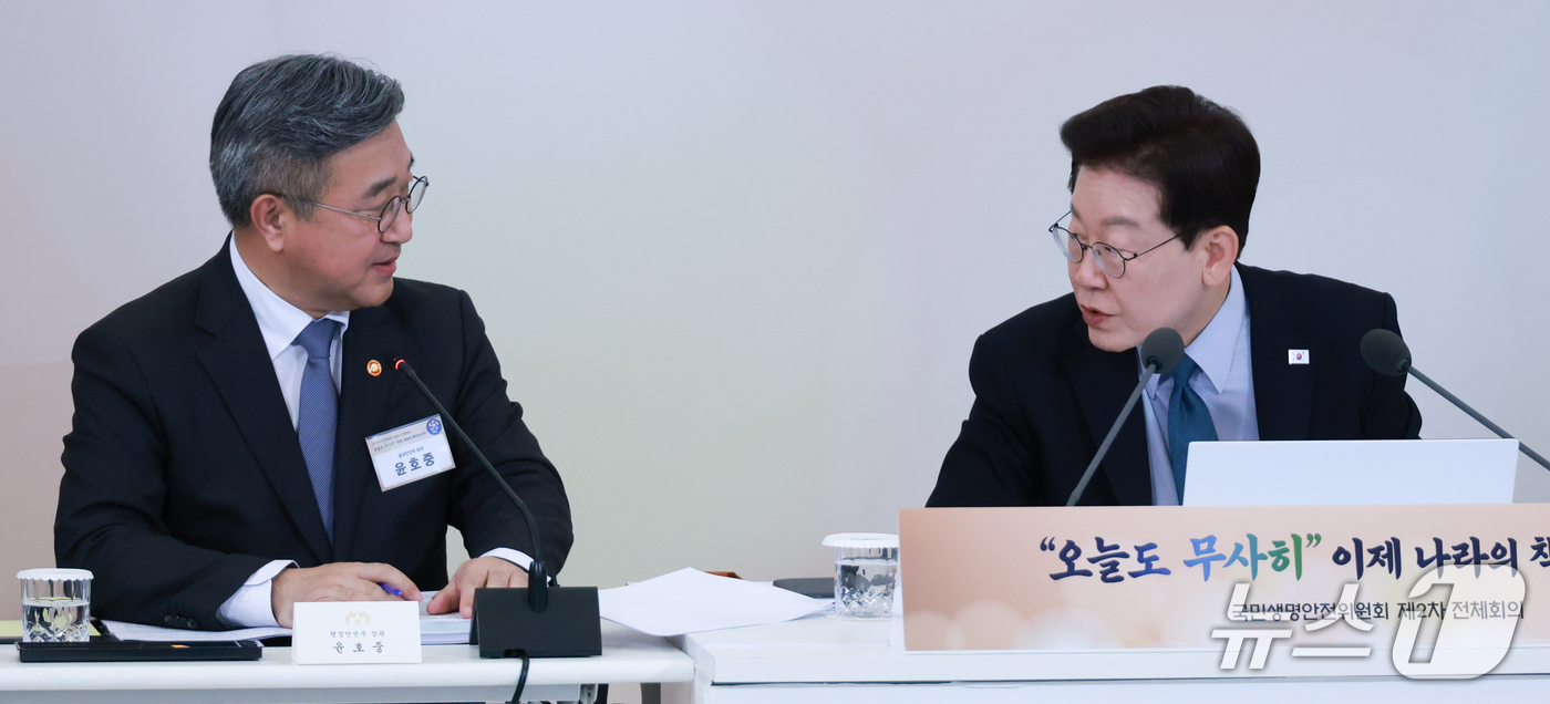(서울=뉴스1) 이재명 기자 = 이재명 대통령이 28일 청와대에서 열린 국민생명안전위원회 제2차 전체회의에서 윤호중 행정안전부 장관과 대화하고 있다. 2026.10.28/뉴스1
