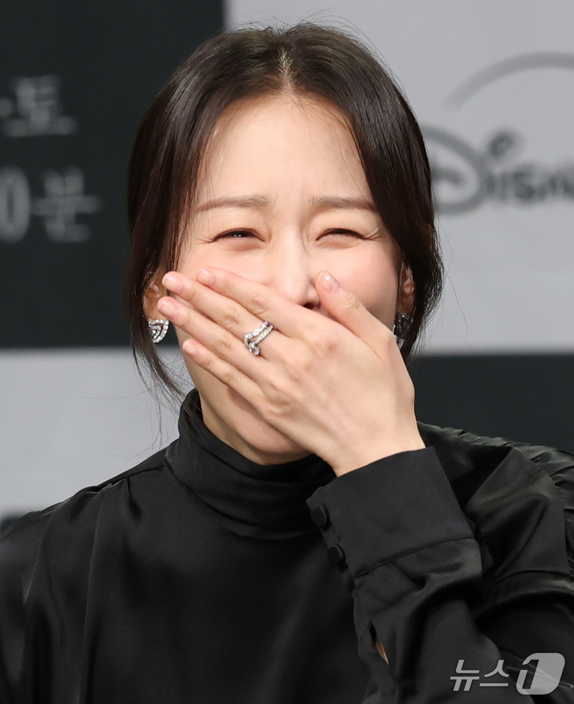 (서울=뉴스1) 권현진 기자 = 배우 서현진이 28일 서울 마포구 MBC에서 열린 MBC 새 금토드라마 ‘라이어’ 제작발표회에 참석해 미소를 짓고 있다.'라이어'는 하나의 기억을 …