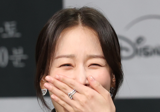 미소짓는 서현진