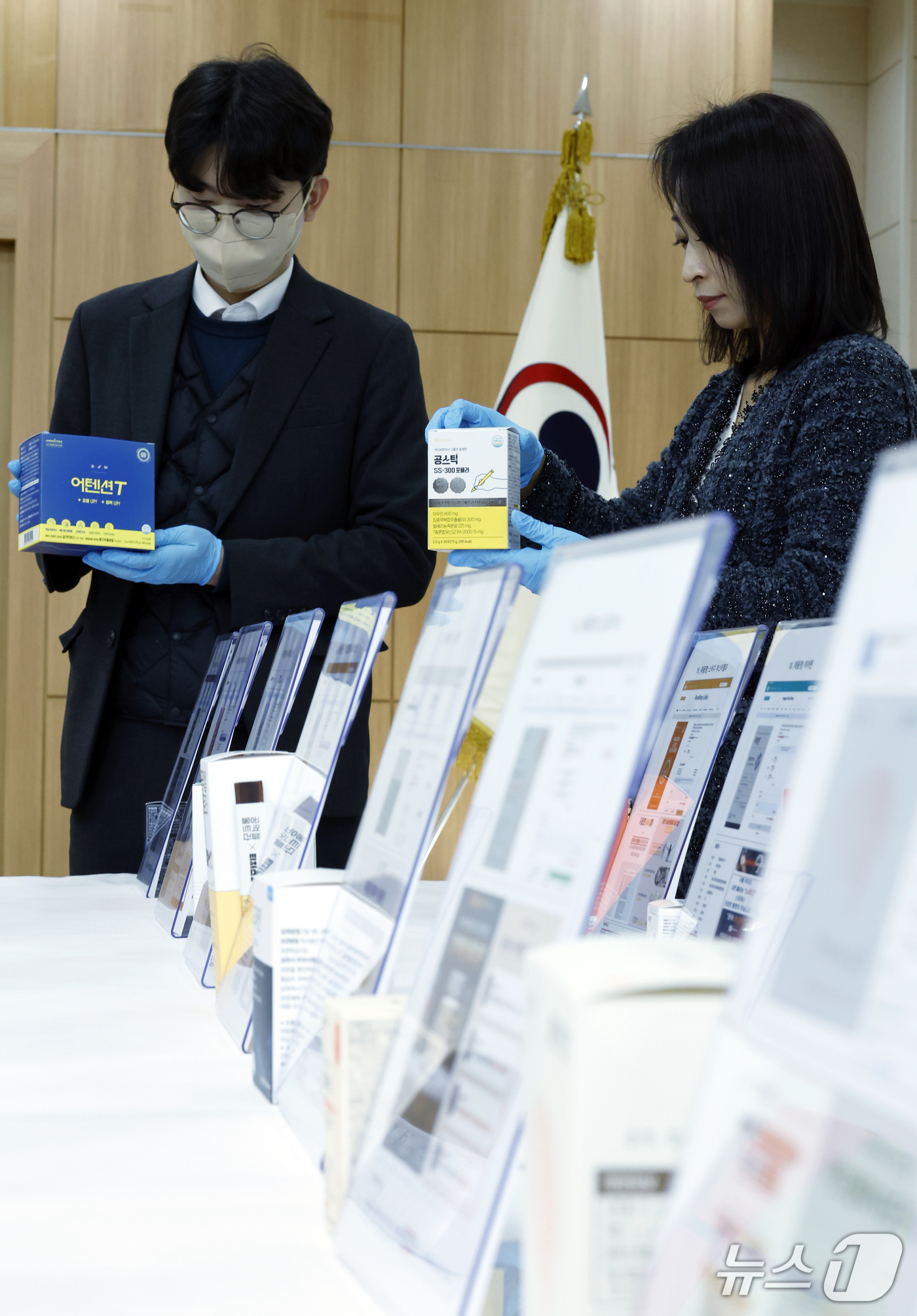 (서울=뉴스1) 박정호 기자 = 28일 오후 서울시 양천구 목동 서울지방식품의약품안전청에서 수험생 대상 '수험생 영양제', '집중력 향상' 등으로 부당 광고한 23개 업소 적발 및 …