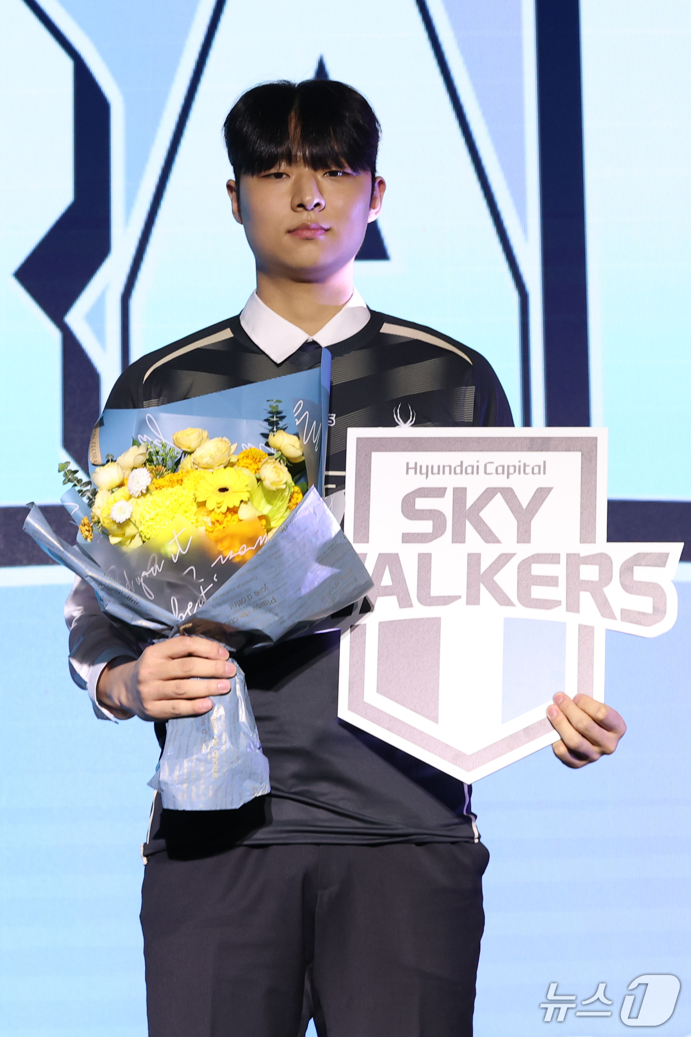 (서울=뉴스1) 안은나 기자 = 한양대 장은석이 28일 서울 강서구 메이필드호텔에서 열린 2026~2027 한국배구연맹(KOVO) 남자 신인선수 드래프트에서 현대캐피탈로부터 1라운 …