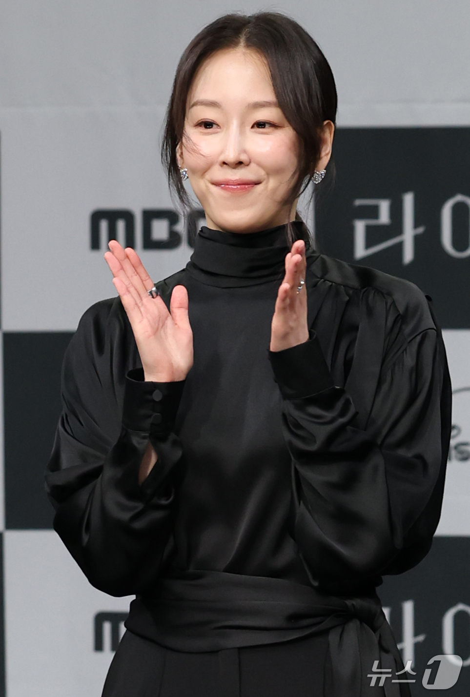 (서울=뉴스1) 권현진 기자 = 배우 서현진이 28일 서울 마포구 MBC에서 열린 MBC 새 금토드라마 ‘라이어’ 제작발표회에 참석해 박수를 치고 있다.'라이어'는 하나의 기억을 …