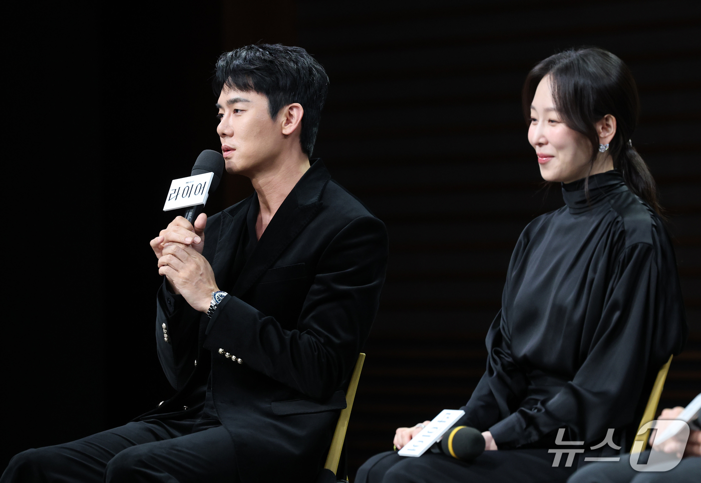(서울=뉴스1) 권현진 기자 = 배우 유연석(왼쪽)이 28일 서울 마포구 MBC에서 열린 MBC 새 금토드라마 ‘라이어’ 제작발표회에 참석해 취재진 질문에 답하고 있다.'라이어'는 …