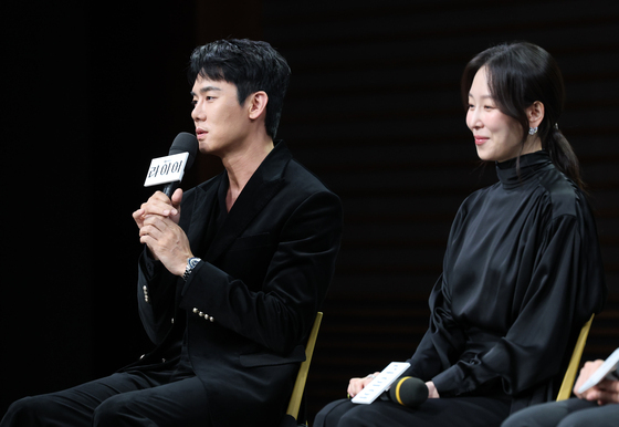 취재진 질문에 답하는 '라이어' 유연석