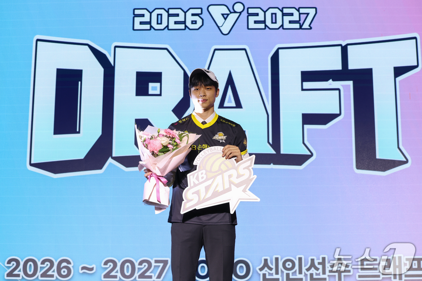 (서울=뉴스1) 안은나 기자 = 한양대 장보석이 28일 서울 강서구 메이필드호텔에서 열린 2026~2027 한국배구연맹(KOVO) 남자 신인선수 드래프트에서 KB손해보험으로부터 1 …