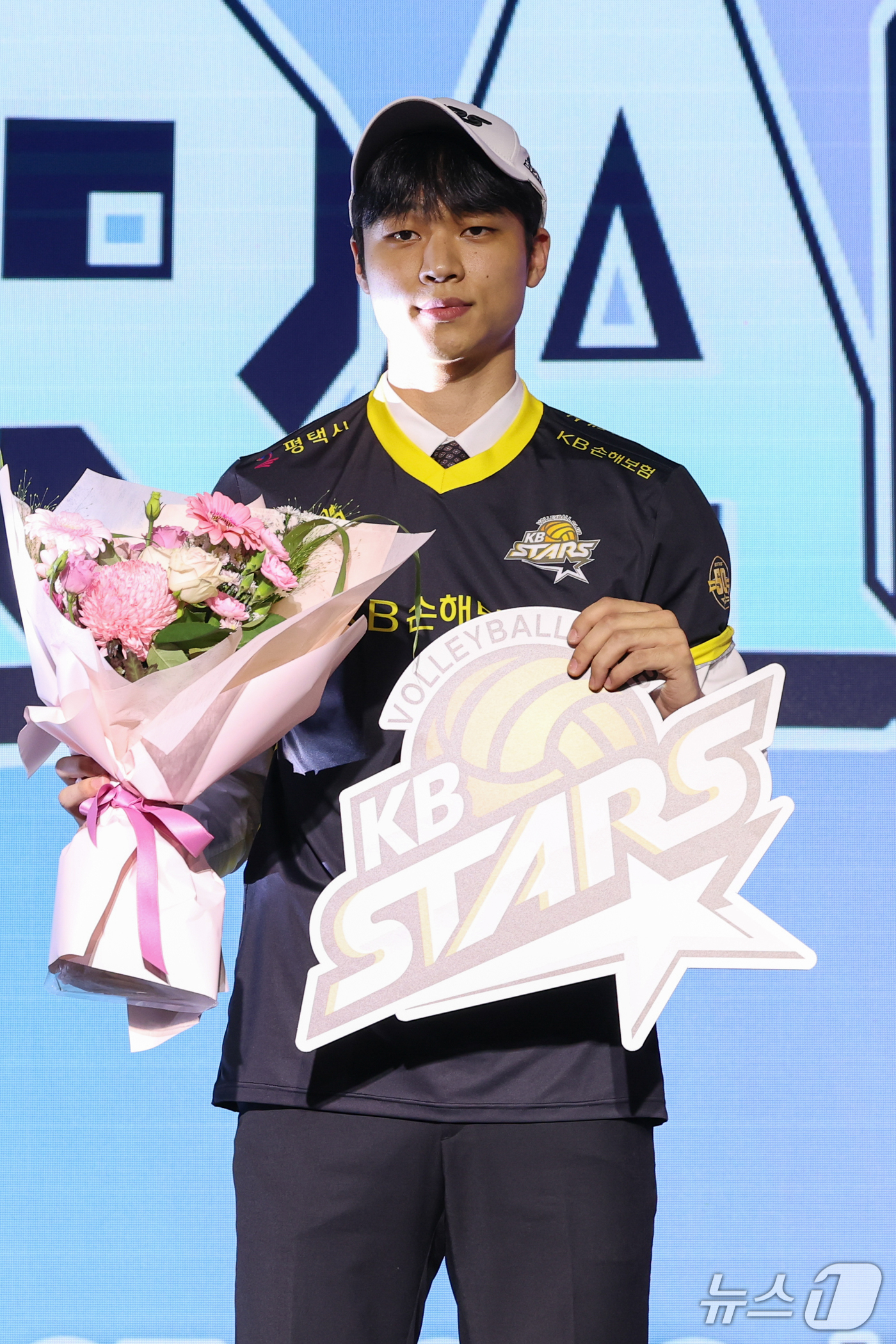(서울=뉴스1) 안은나 기자 = 한양대 장보석이 28일 서울 강서구 메이필드호텔에서 열린 2026~2027 한국배구연맹(KOVO) 남자 신인선수 드래프트에서 KB손해보험으로부터 1 …