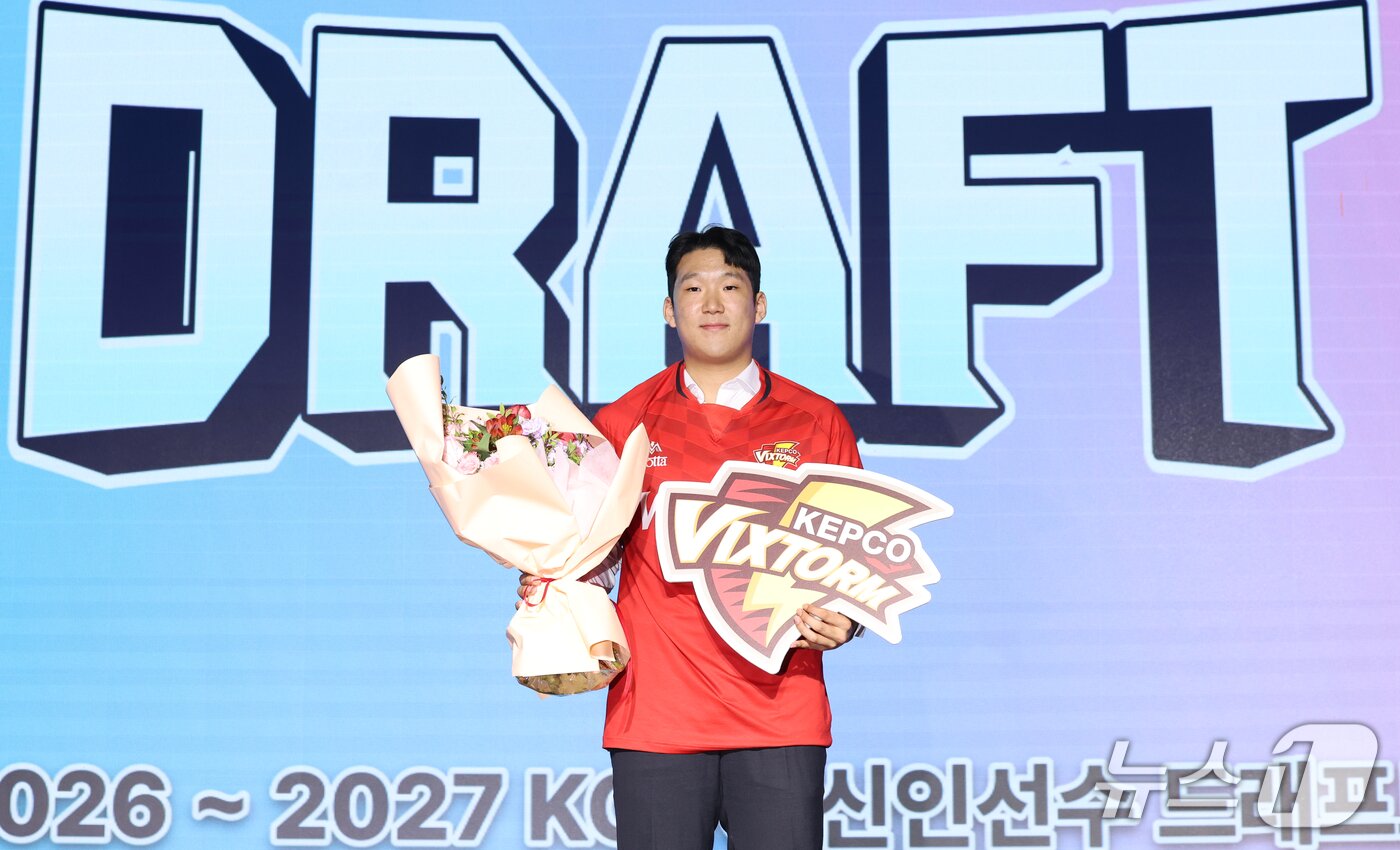본문 이미지 - 인하대 여광우가 28일 서울 강서구 메이필드호텔에서 열린 2026~2027 한국배구연맹(KOVO) 남자 신인선수 드래프트에서 한국전력으로부터 1라운드 5순위 지명받은 뒤 기념 촬영을 하고 있다. ⓒ 뉴스1 안은나 기자