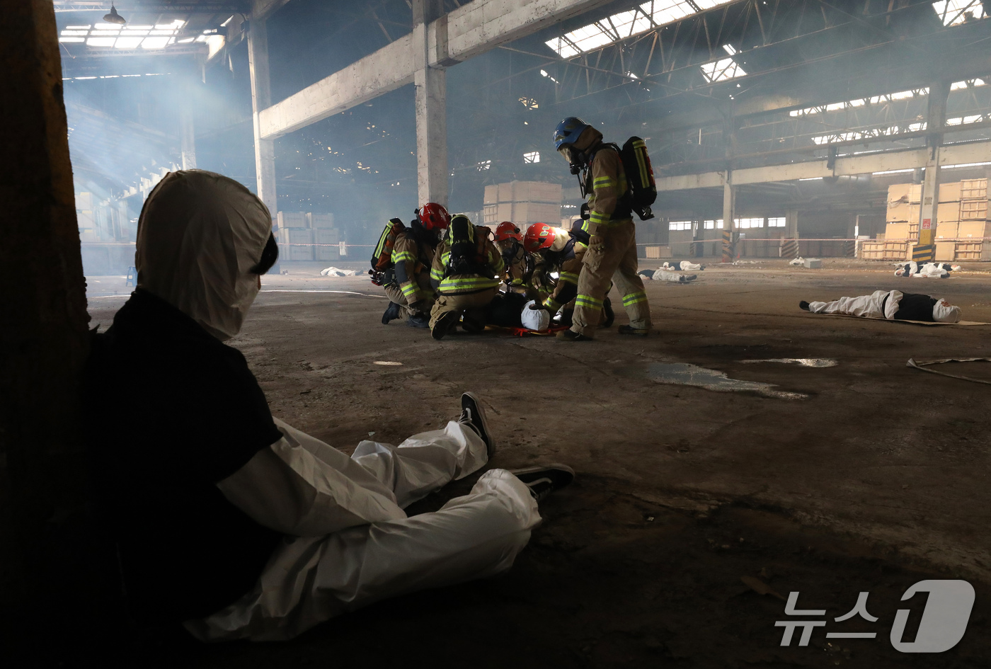 (부산=뉴스1) 윤일지 기자 = 28일 오후 부산 사하구 성창기업에서 '2026년 부산시 긴급구조종합훈련'이 진행되고 있다.목재 가공 공장에서 발생한 화재가 폭발, 건물 붕괴, 유 …