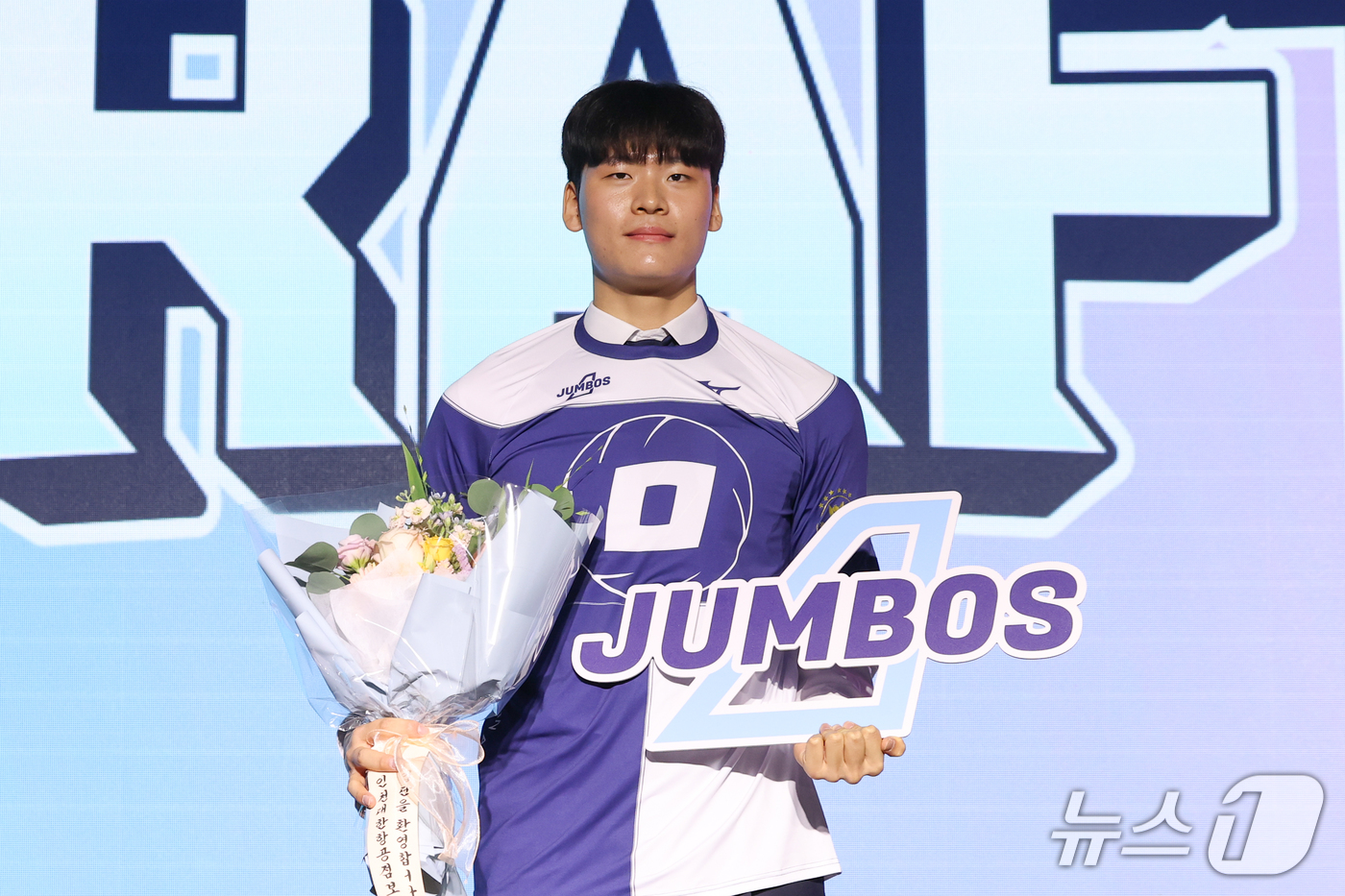 (서울=뉴스1) 안은나 기자 = 순천제일고 이승일이 28일 서울 강서구 메이필드호텔에서 열린 2026~2027 한국배구연맹(KOVO) 남자 신인선수 드래프트에서 대한항공으로부터 1 …