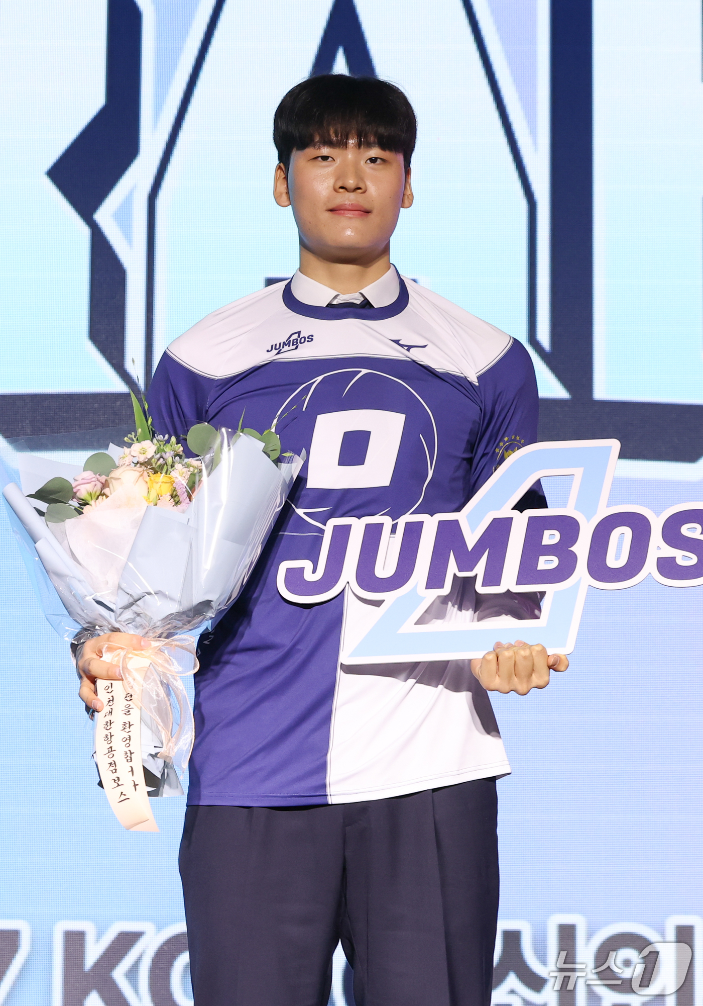 (서울=뉴스1) 안은나 기자 = 순천제일고 이승일이 28일 서울 강서구 메이필드호텔에서 열린 2026~2027 한국배구연맹(KOVO) 남자 신인선수 드래프트에서 대한항공으로부터 1 …