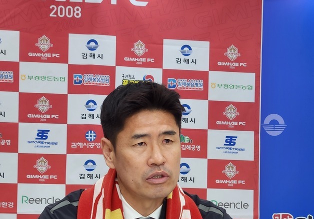 김해FC 새 사령탑에 설기현…"내려갈 데 없어, 올라갈 일만 남아"