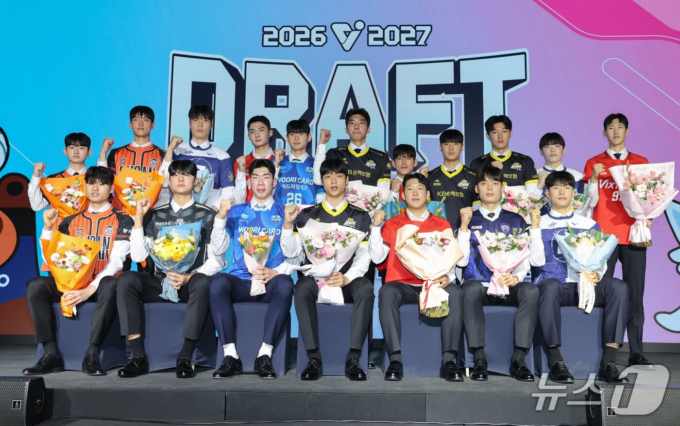 본문 이미지 - 28일 서울 강서구 메이필드호텔에서 열린 2026~2027 한국배구연맹(KOVO) 남자 신인선수 드래프트에서 지명, 수련 선수들이 기념 촬영을 하고 있다. 2026.10.28 ⓒ 뉴스1 안은나 기자