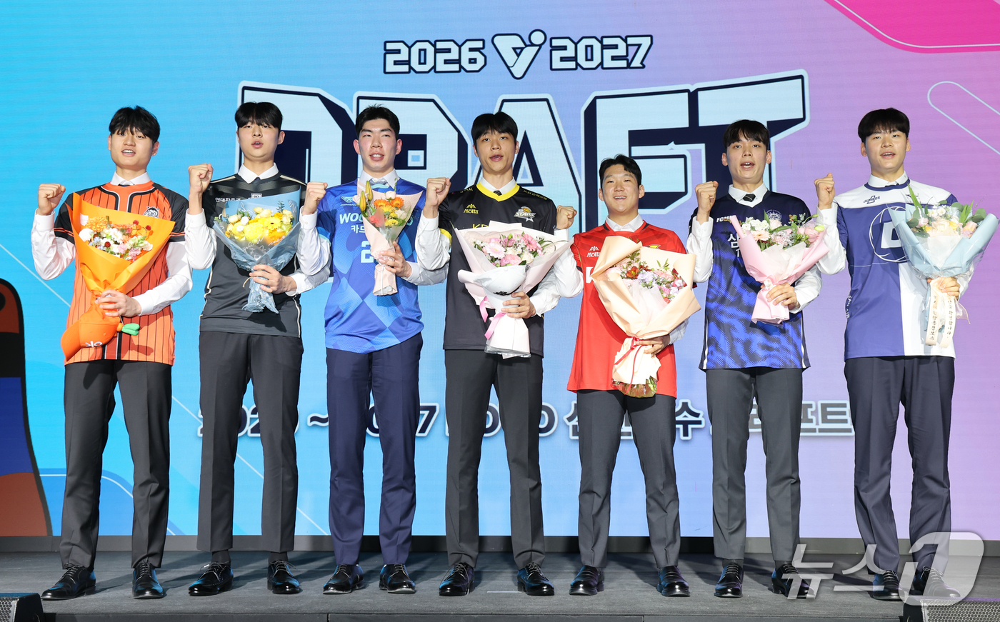 (서울=뉴스1) 안은나 기자 = 28일 서울 강서구 메이필드호텔에서 열린 2026~2027 한국배구연맹(KOVO) 남자 신인선수 드래프트에서 1라운드 지명 선수들이 기념 촬영을 하 …