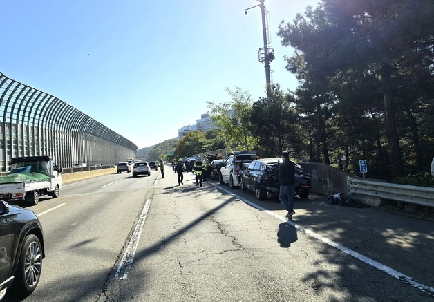 제2경인고속도로 광명터널 부근서 5중 추돌…6명 경상