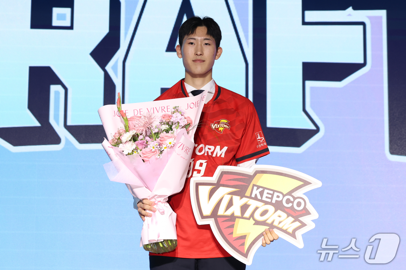 (서울=뉴스1) 안은나 기자 = 인하사대부고 한재원이 28일 서울 강서구 메이필드호텔에서 열린 2026~2027 한국배구연맹(KOVO) 남자 신인선수 드래프트에서 한국전력으로부터 …