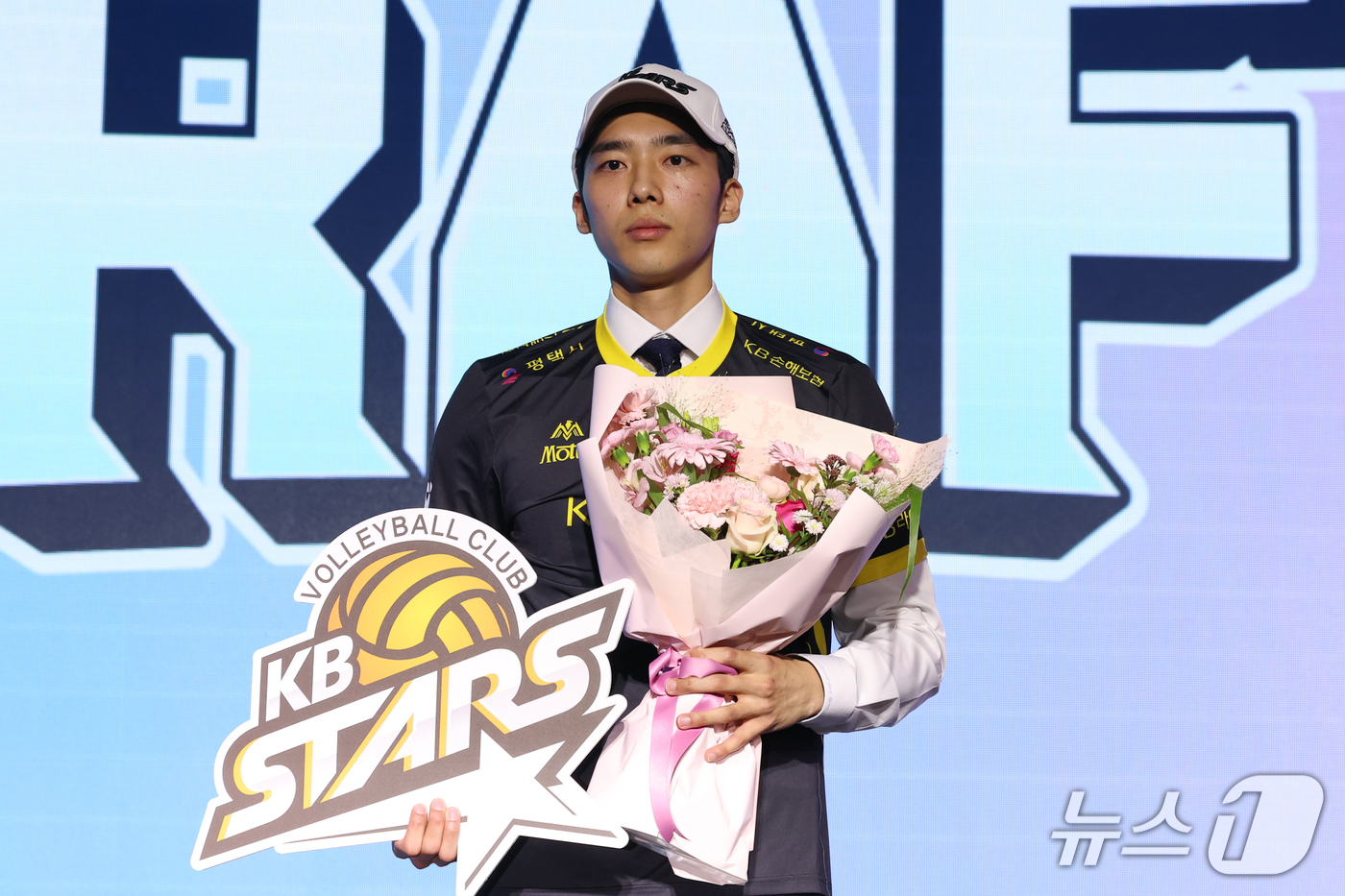 (서울=뉴스1) 안은나 기자 = 중부대 현석재가 28일 서울 강서구 메이필드호텔에서 열린 2026~2027 한국배구연맹(KOVO) 남자 신인선수 드래프트에서 KB손해보험으로부터 2 …