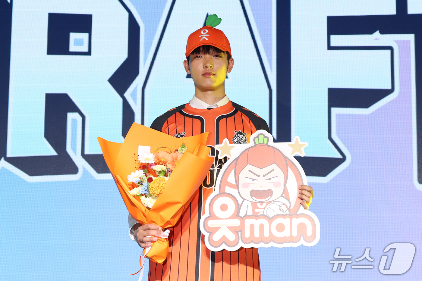 (서울=뉴스1) 안은나 기자 = 영천시체육회 배하준이 28일 서울 강서구 메이필드호텔에서 열린 2026~2027 한국배구연맹(KOVO) 남자 신인선수 드래프트에서 OK저축은행으로부 …