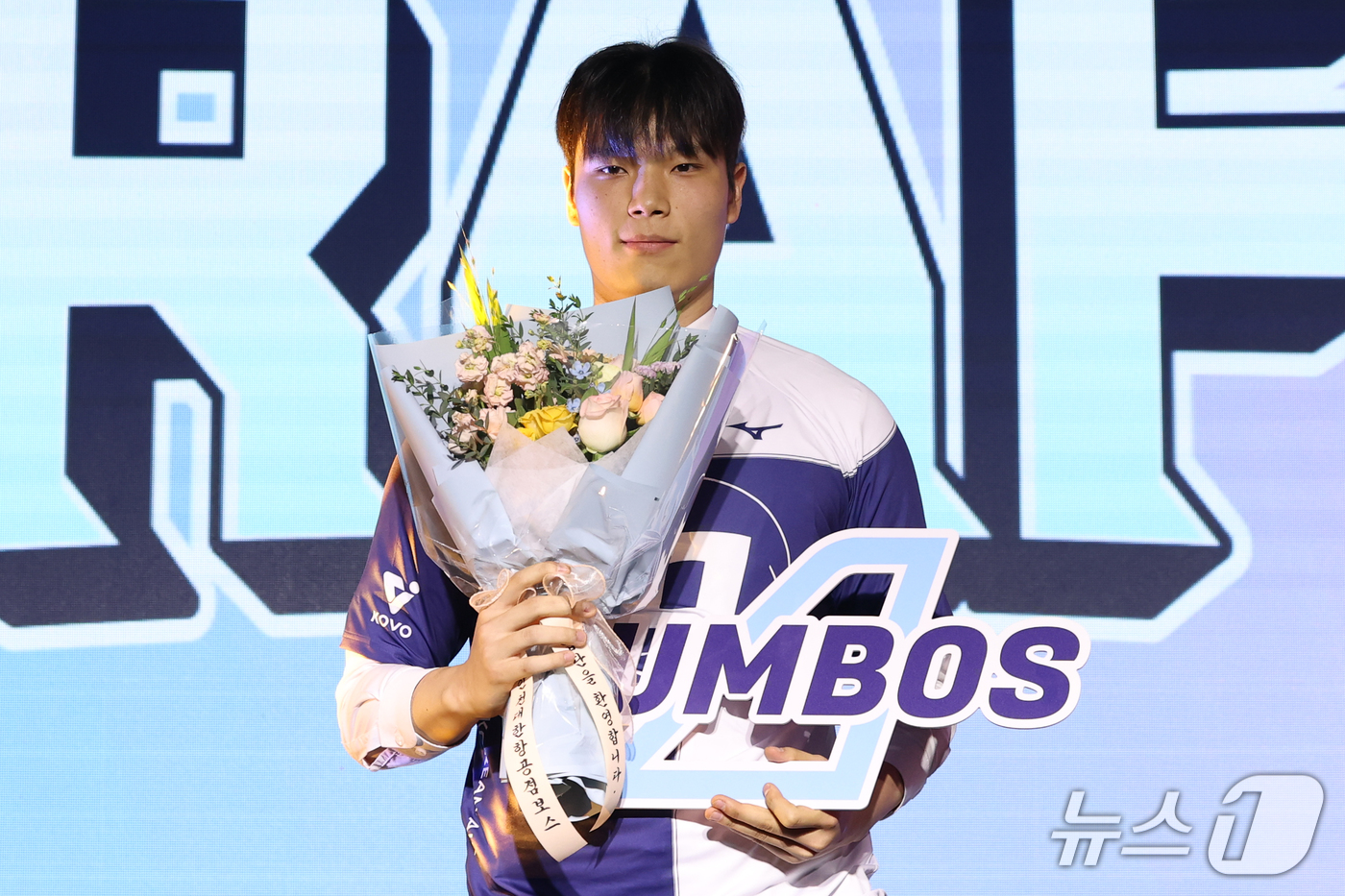 (서울=뉴스1) 안은나 기자 = 성균관대 홍준범이 28일 서울 강서구 메이필드호텔에서 열린 2026~2027 한국배구연맹(KOVO) 남자 신인선수 드래프트에서 대한항공으로부터 3라 …