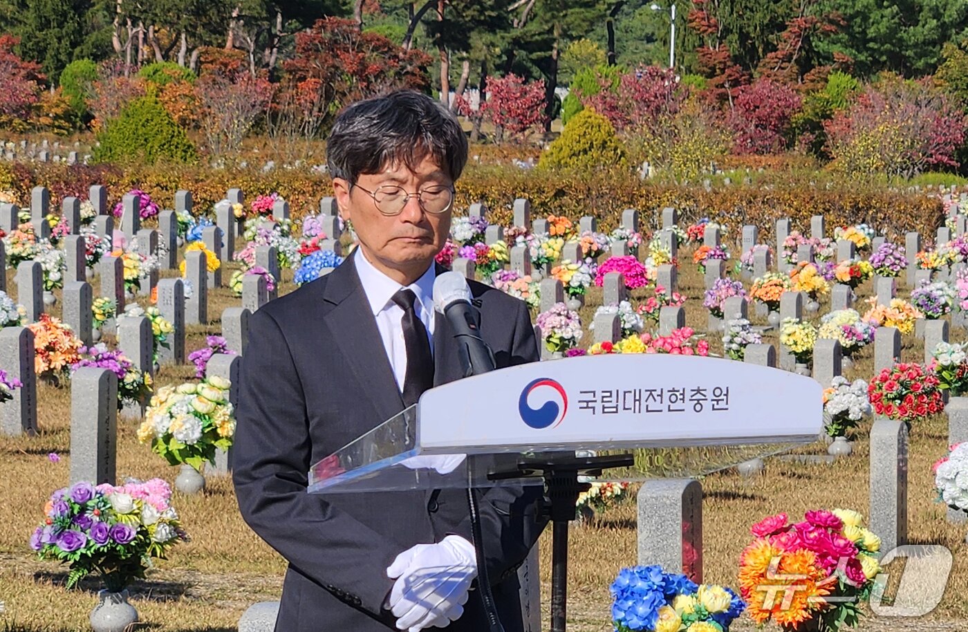 본문 이미지 - 정일연 국민권익위원장이 28일 대전 유성구 국립대전현충원에서 열린 고(故) 남운수 상병 추모식에서 추모사를 하고 있다. (국민권익위원회 제공. 재판매 및 DB 금지) 2026.10.28 ⓒ 뉴스1