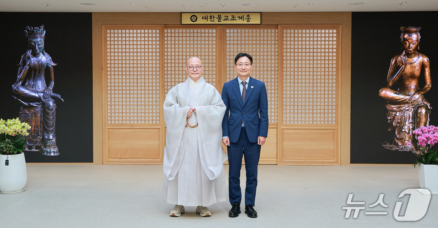(서울=뉴스1) 허경 기자 = 임광현 대통령비서실장이 28일 조계사 한국불교역사문화기념관에서 대한불교 조계종 총무원장 진우스님을 예방하고 있다. (청와대 제공. 재판매 및 DB 금 …