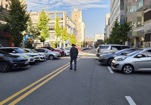 불법 직각 주차 점령 하복대 상권…청주시 단속 '나 몰라'