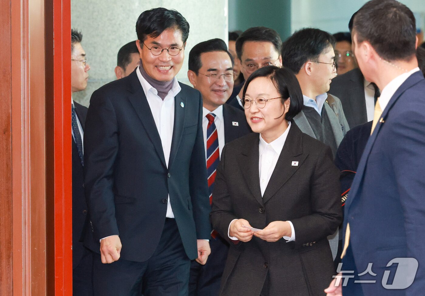 본문 이미지 - 28일 전북 새만금33센터에서 제35차 새만금위원회가 개최된 가운데 한성숙 국무총리와 이원택 전북지사가 함께 회의장으로 입장하고 있다.(전북도 제공. 재판매 및 DB 금지)/뉴스1