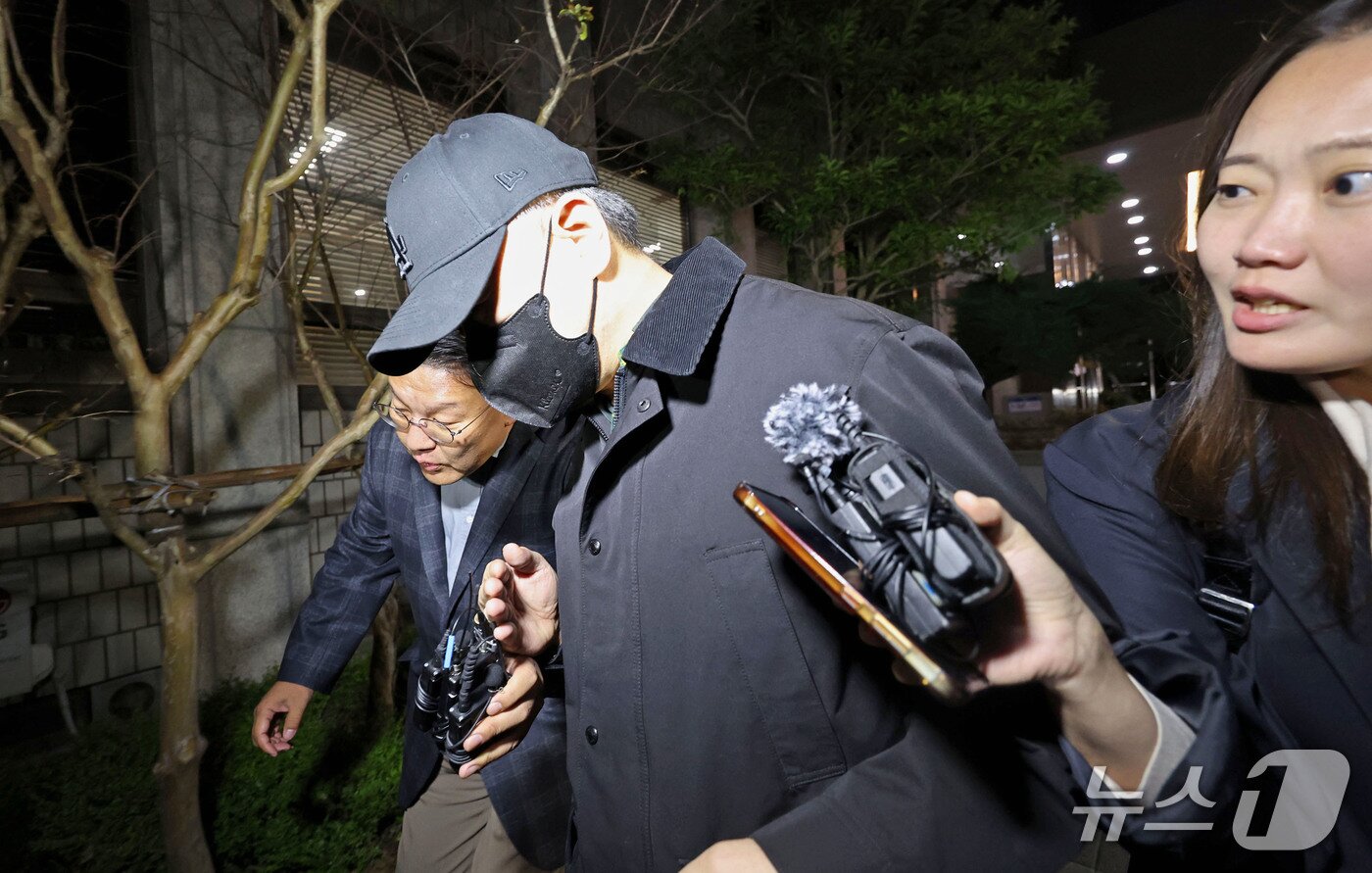 본문 이미지 - '여고생 살해범' 장윤기의 아버지 장모 경감이 28일 전남광주 동구 광주지방법원에서 열린 수사정보 누설과 증거 은닉 방조 혐의 등으로 기소된 경찰관들의 재판에 출석해 증인 신문을 받고 법정을 나서고 있다. 2026.10.28 ⓒ 뉴스1 박지현 기자