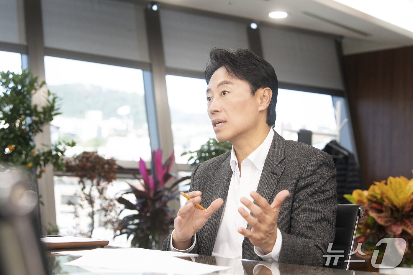 본문 이미지 - 김경대 서울 용산구청장이 28일 서울 용산구청 집무실에서 뉴스1과 인터뷰하고 있다.(용산구청 제공)
