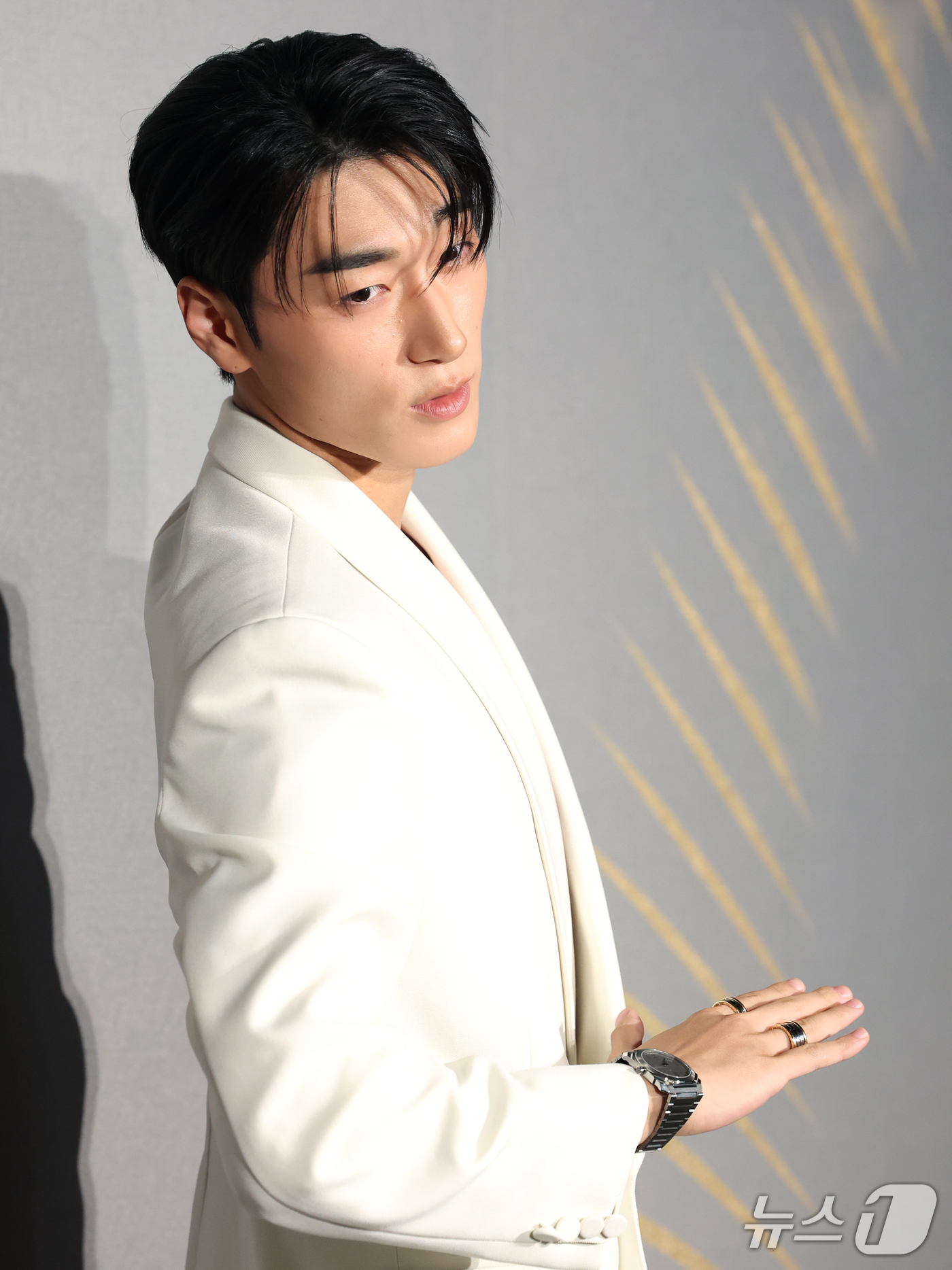 (서울=뉴스1) 권현진 기자 = 에이티즈 산이 28일 서울 강남구 송은에서 열린 불가리(BVLGARI)의 '빛, 형상 그리고 비전' 전시 프리뷰 행사에 참석해 포즈를 취하고 있다. …