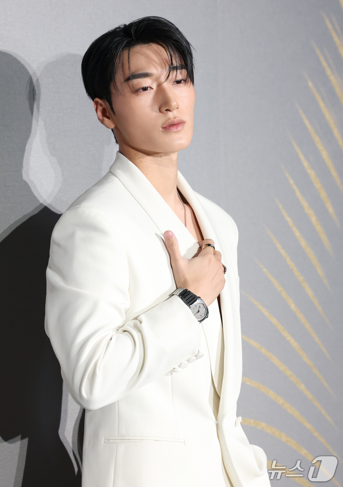 (서울=뉴스1) 권현진 기자 = 에이티즈 산이 28일 서울 강남구 송은에서 열린 불가리(BVLGARI)의 '빛, 형상 그리고 비전' 전시 프리뷰 행사에 참석해 포즈를 취하고 있다. …