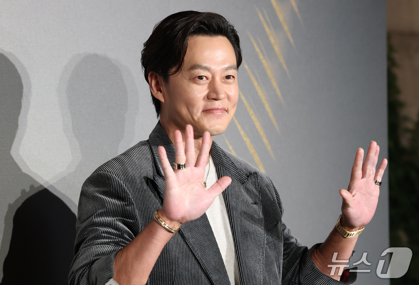 (서울=뉴스1) 권현진 기자 = 배우 이서진이 28일 서울 강남구 송은에서 열린 불가리(BVLGARI)의 '빛, 형상 그리고 비전' 전시 프리뷰 행사에 참석해 포즈를 취하고 있다. …