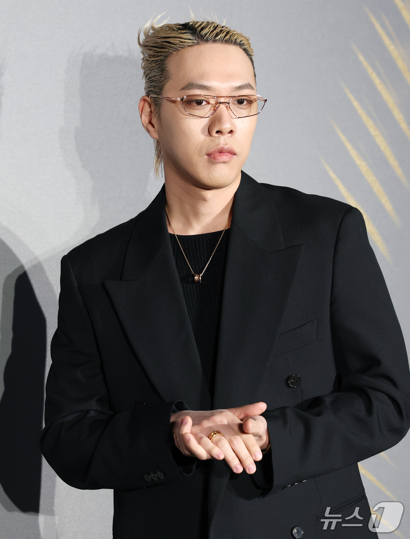 (서울=뉴스1) 권현진 기자 = 래퍼 비와이가 28일 서울 강남구 송은에서 열린 불가리(BVLGARI)의 '빛, 형상 그리고 비전' 전시 프리뷰 행사에 참석하고 있다. 2026.1 …