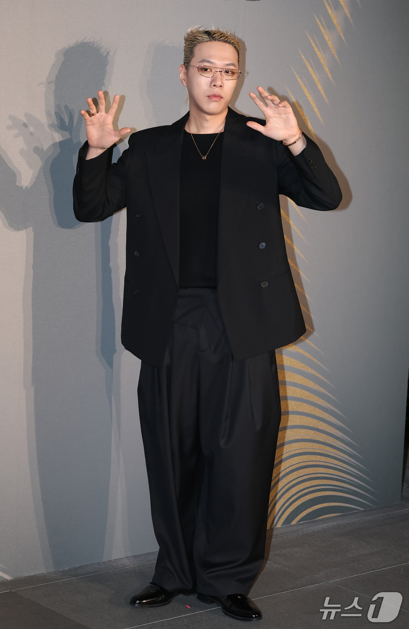 (서울=뉴스1) 권현진 기자 = 래퍼 비와이가 28일 서울 강남구 송은에서 열린 불가리(BVLGARI)의 '빛, 형상 그리고 비전' 전시 프리뷰 행사에 참석하고 있다. 2026.1 …