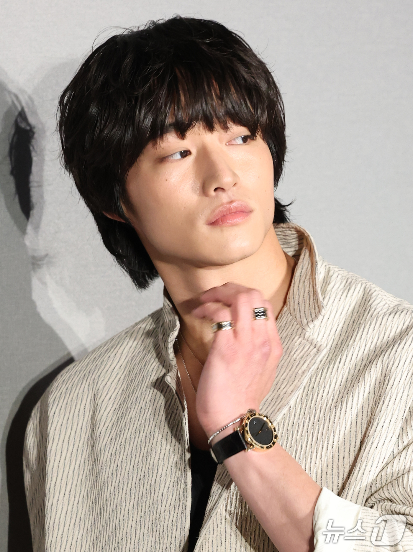 (서울=뉴스1) 권현진 기자 = 모델 카이가 28일 서울 강남구 송은에서 열린 불가리(BVLGARI)의 '빛, 형상 그리고 비전' 전시 프리뷰 행사에 참석해 포즈를 취하고 있다. …