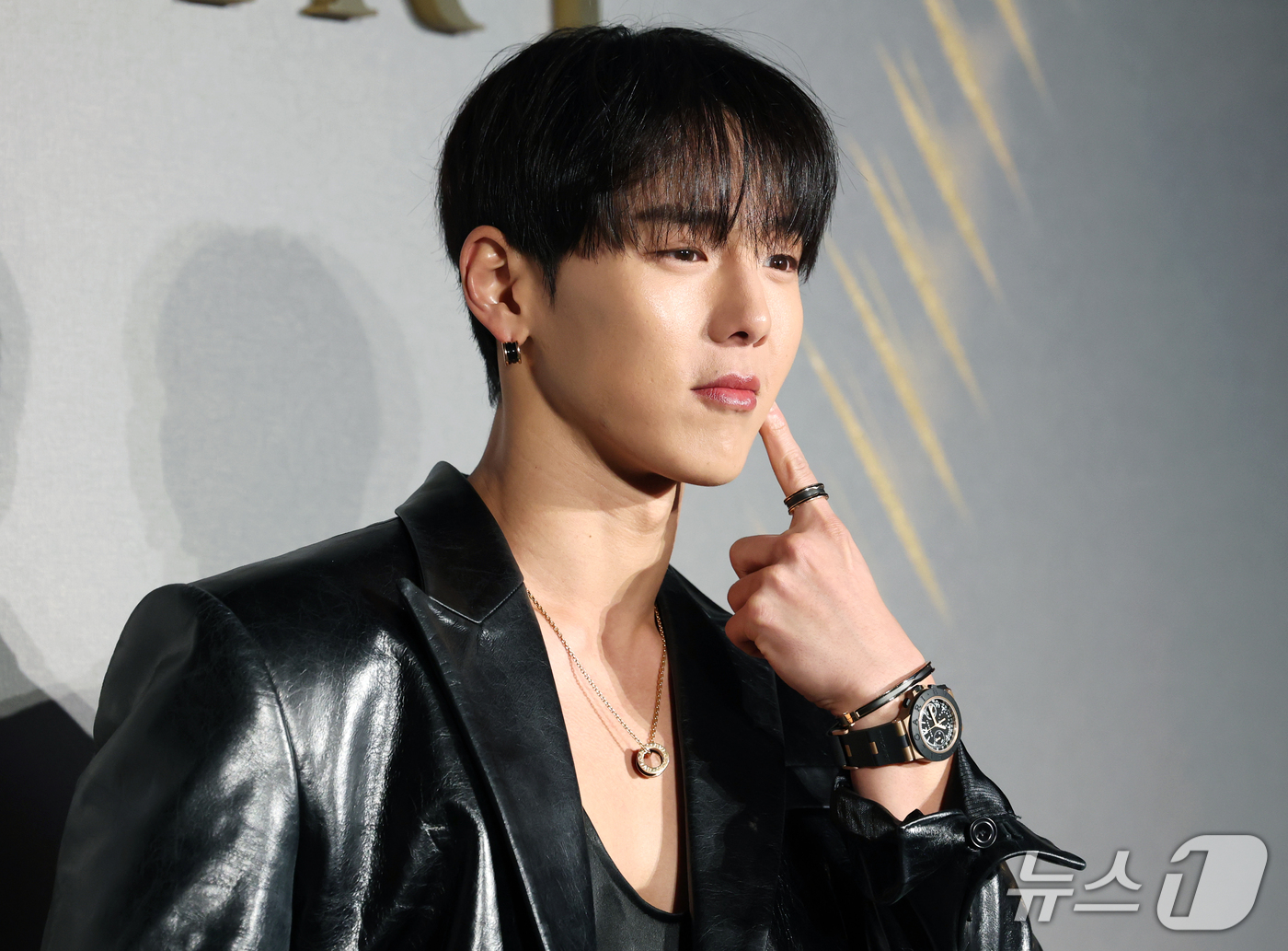 (서울=뉴스1) 권현진 기자 = 몬스타엑스 셔누가 28일 서울 강남구 송은에서 열린 불가리(BVLGARI)의 '빛, 형상 그리고 비전' 전시 프리뷰 행사에 참석해 포즈를 취하고 있 …