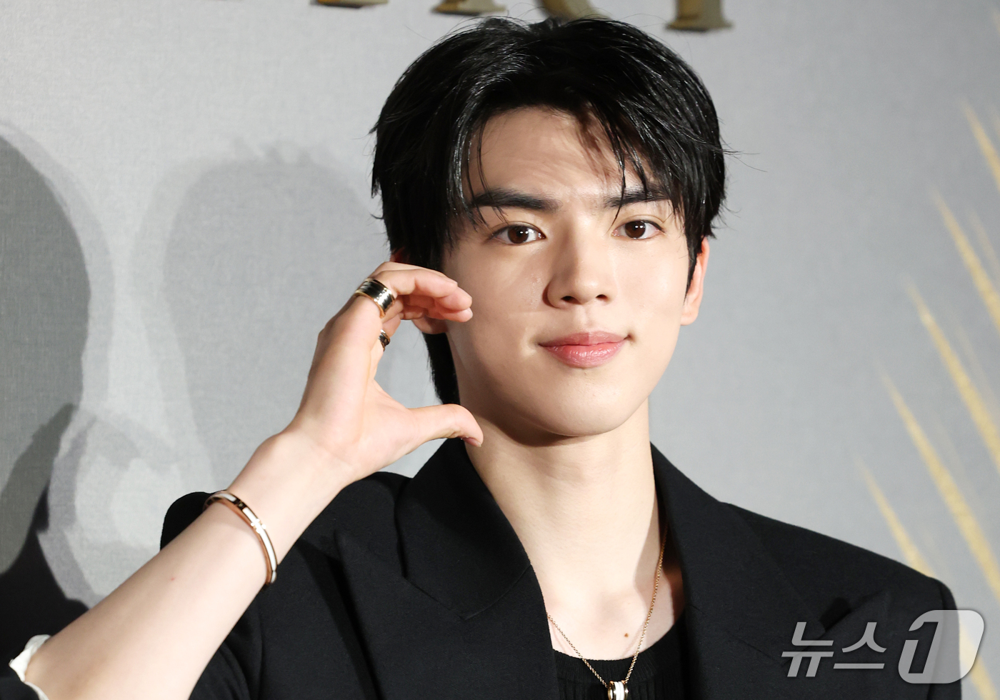 (서울=뉴스1) 권현진 기자 = 피겨선수 차준환이 28일 서울 강남구 송은에서 열린 불가리(BVLGARI)의 '빛, 형상 그리고 비전' 전시 프리뷰 행사에 참석해 포즈를 취하고 있 …