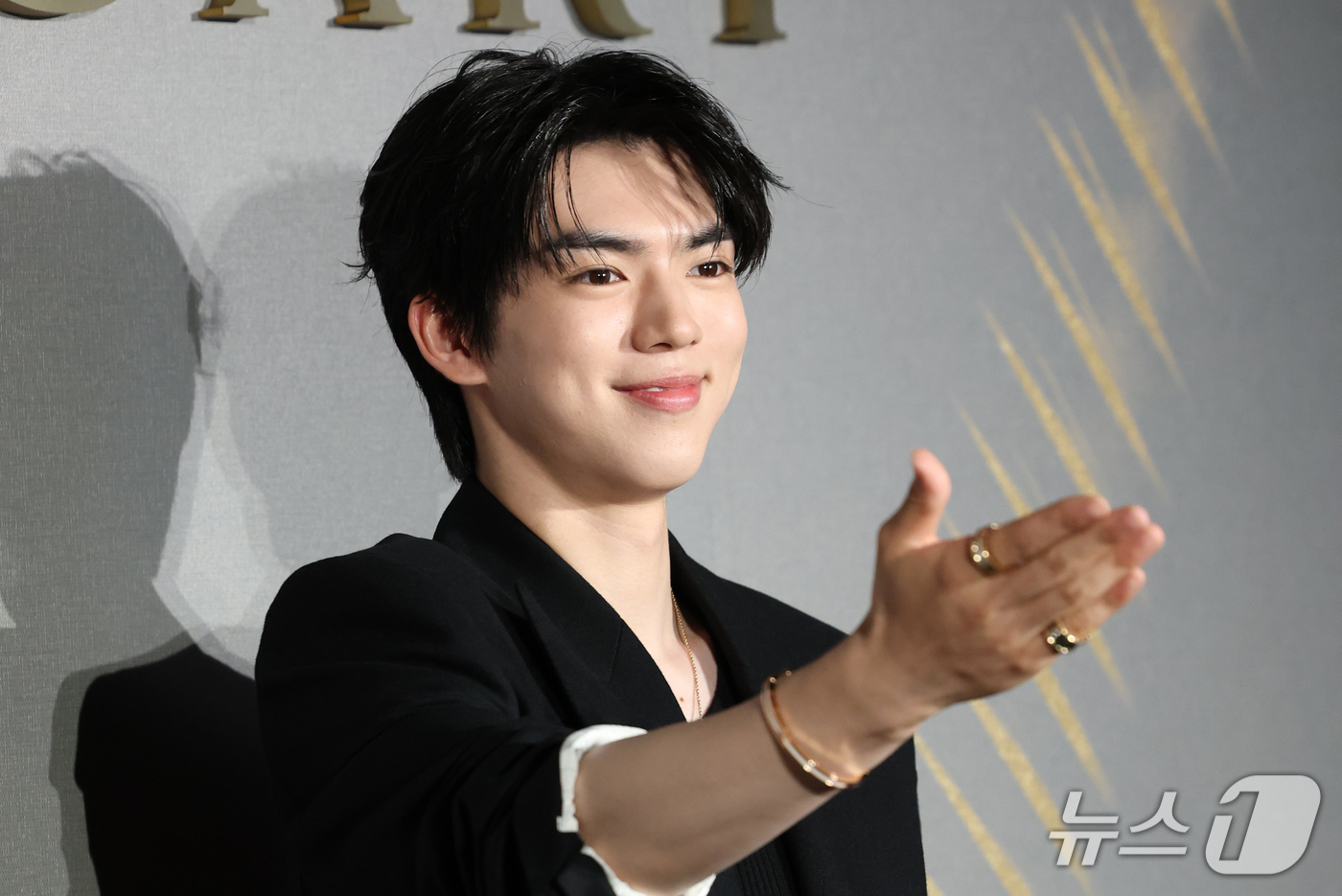 (서울=뉴스1) 권현진 기자 = 피겨선수 차준환이 28일 서울 강남구 송은에서 열린 불가리(BVLGARI)의 '빛, 형상 그리고 비전' 전시 프리뷰 행사에 참석해 포즈를 취하고 있 …